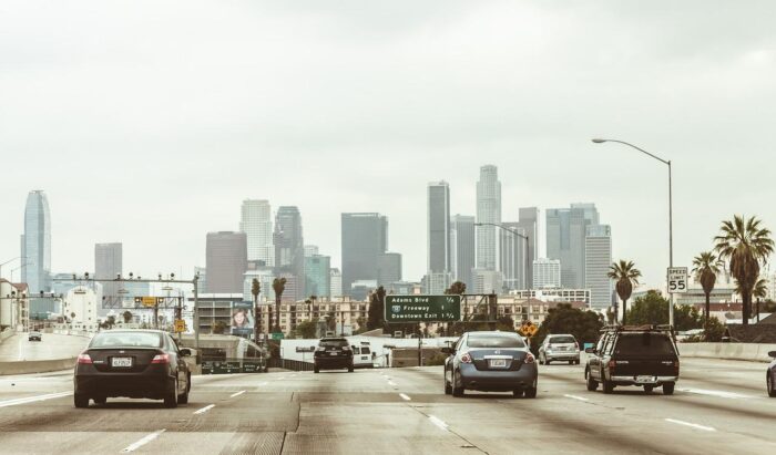 highway, cars, traffic-2679490.jpg